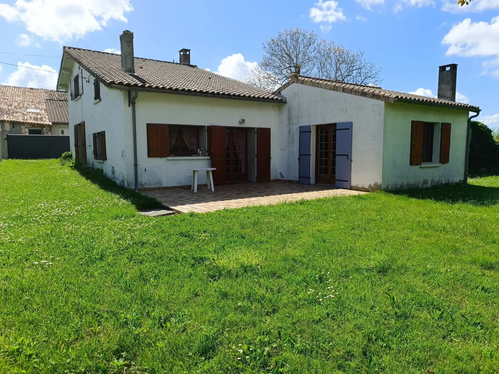 Belle maison de campagne à Thaims avec jardin, garage et 2 chambres 