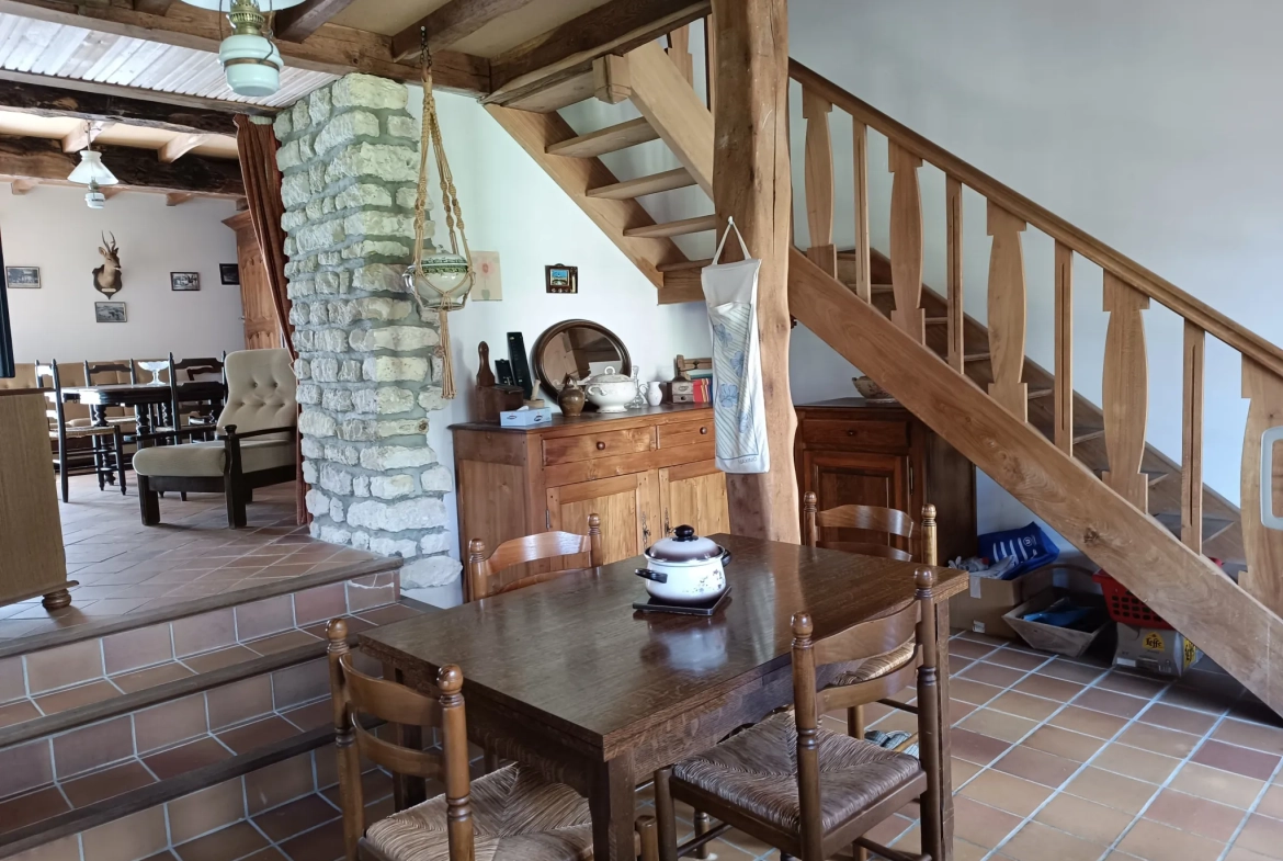 Belle maison de campagne à Thaims avec jardin, garage et 2 chambres 