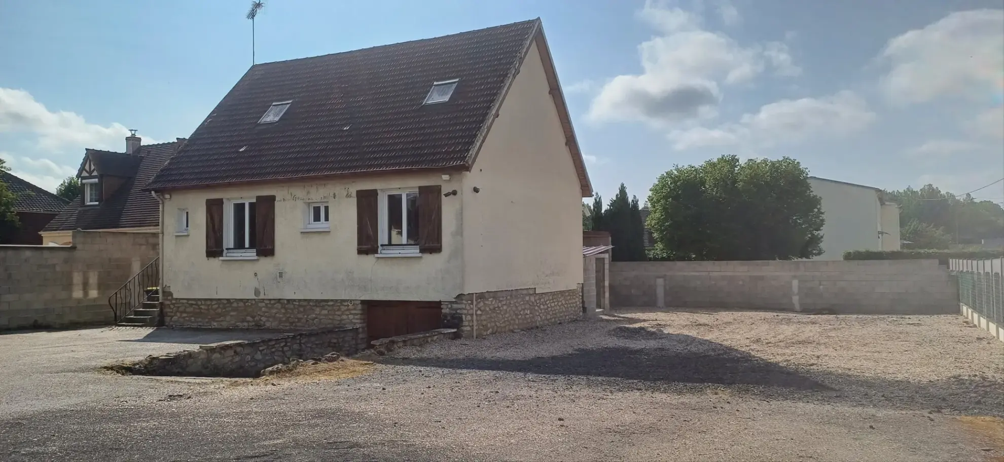 Maison à vendre à Gasny (27) avec grand terrain et potentiel d'agrandissement 