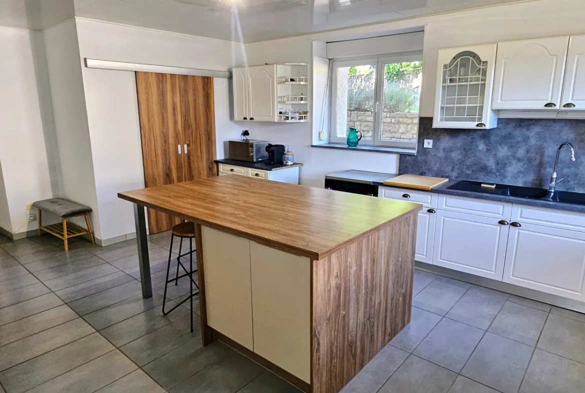Appartement lumineux de 130 m2 à Saint-Vit avec terrasses et parking privé 