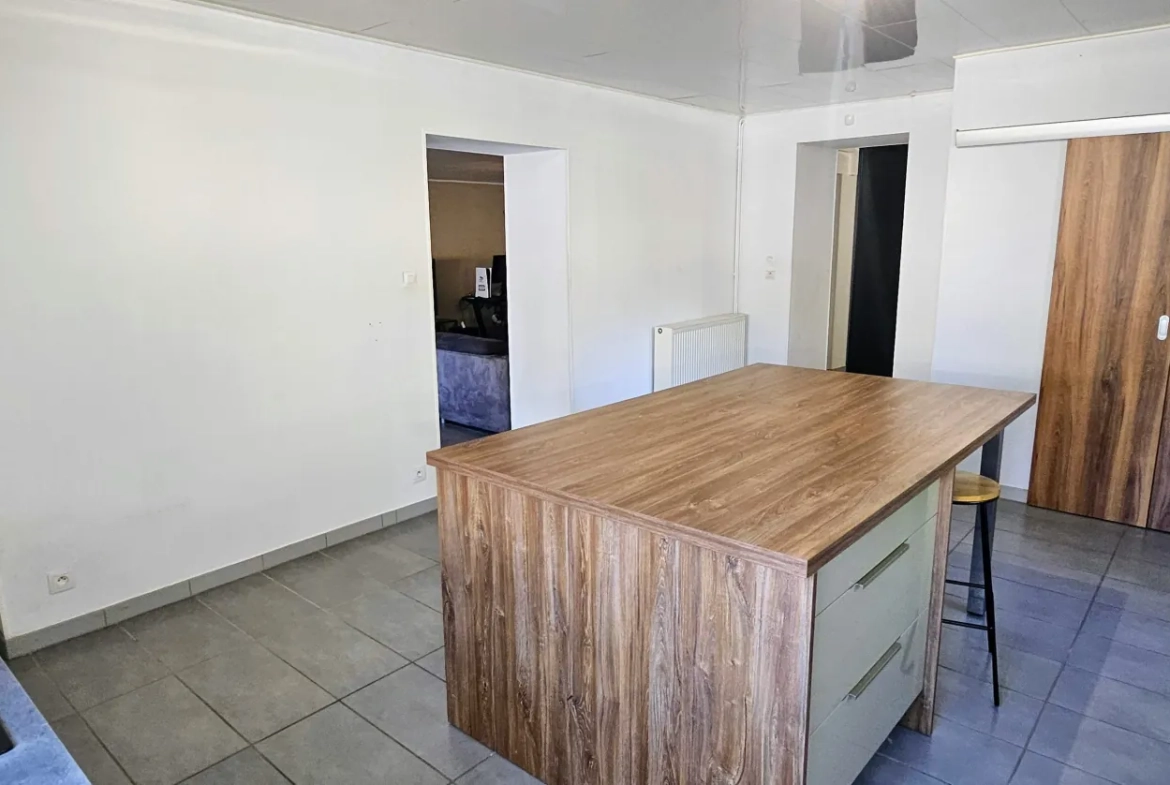 Appartement lumineux de 130 m2 à Saint-Vit avec terrasses et parking privé 