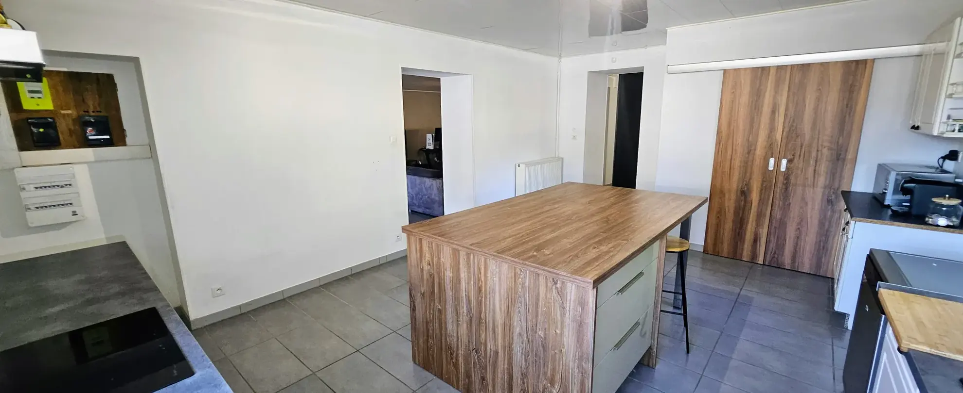 Appartement lumineux de 130 m2 à Saint-Vit avec terrasses et parking privé 