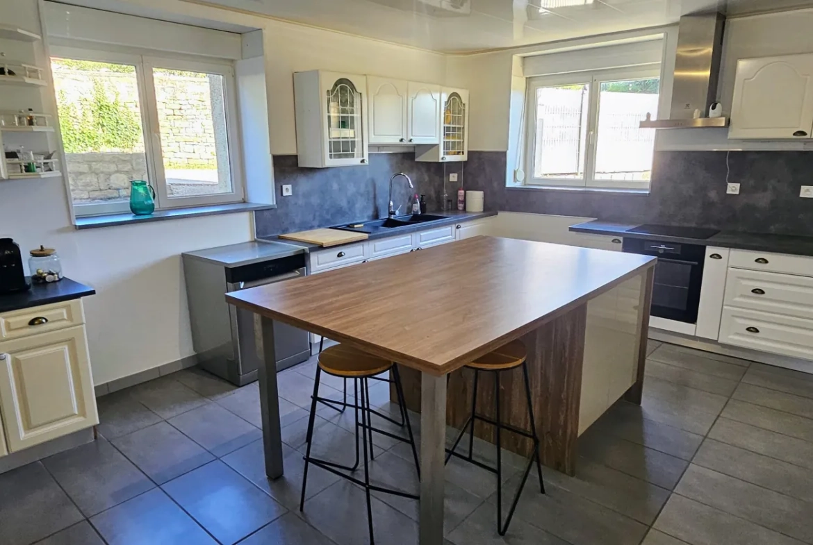 Appartement lumineux de 130 m2 à Saint-Vit avec terrasses et parking privé 