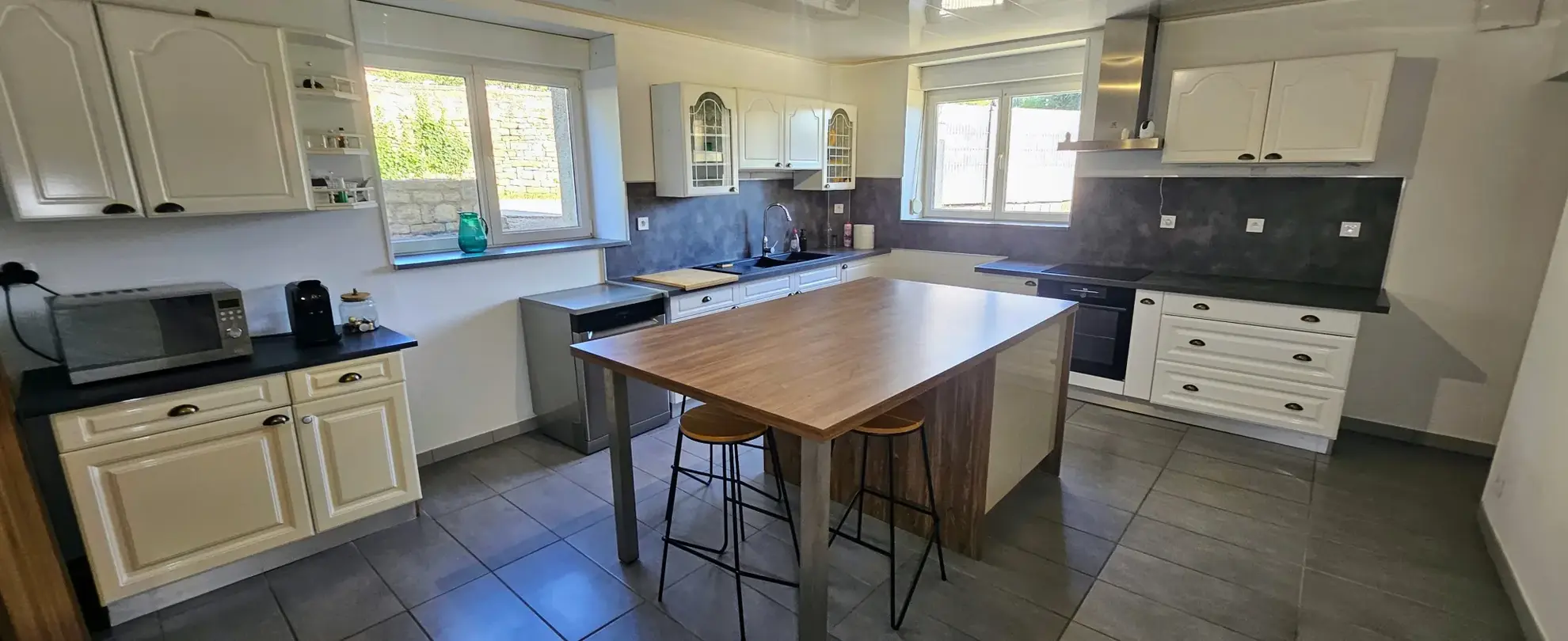 Appartement lumineux de 130 m2 à Saint-Vit avec terrasses et parking privé 
