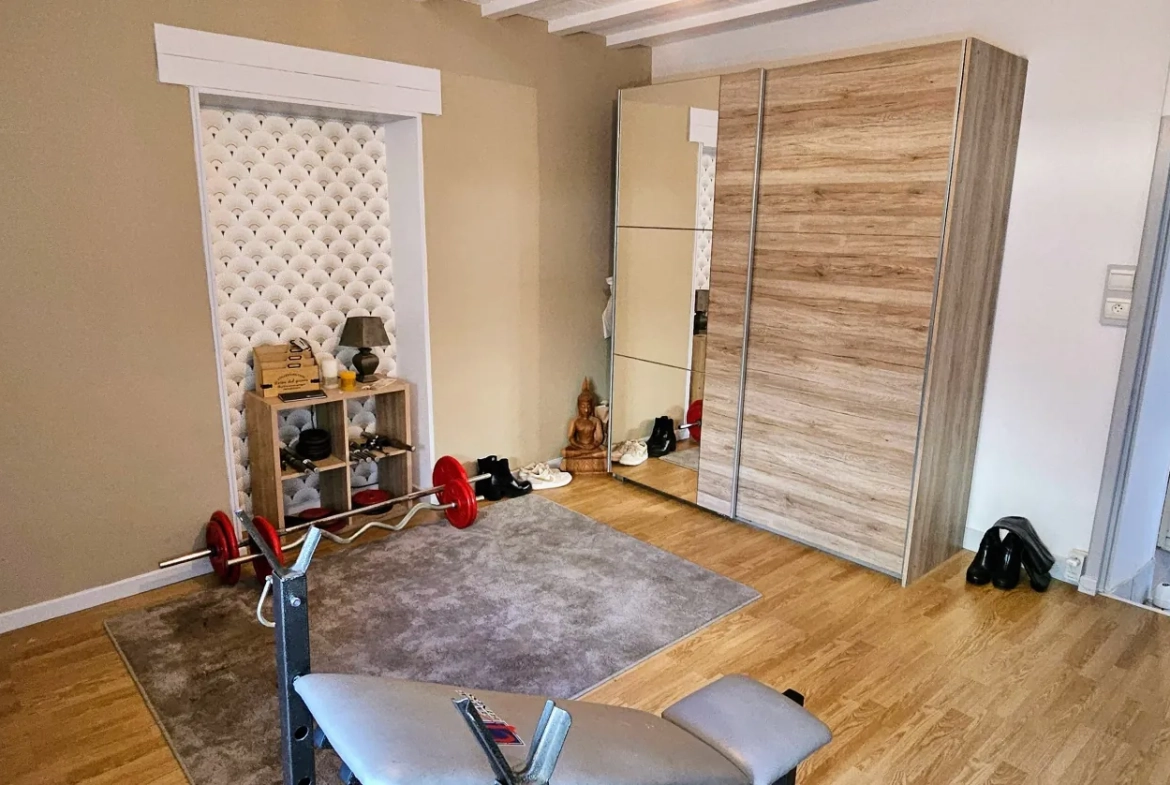 Appartement lumineux de 130 m2 à Saint-Vit avec terrasses et parking privé 
