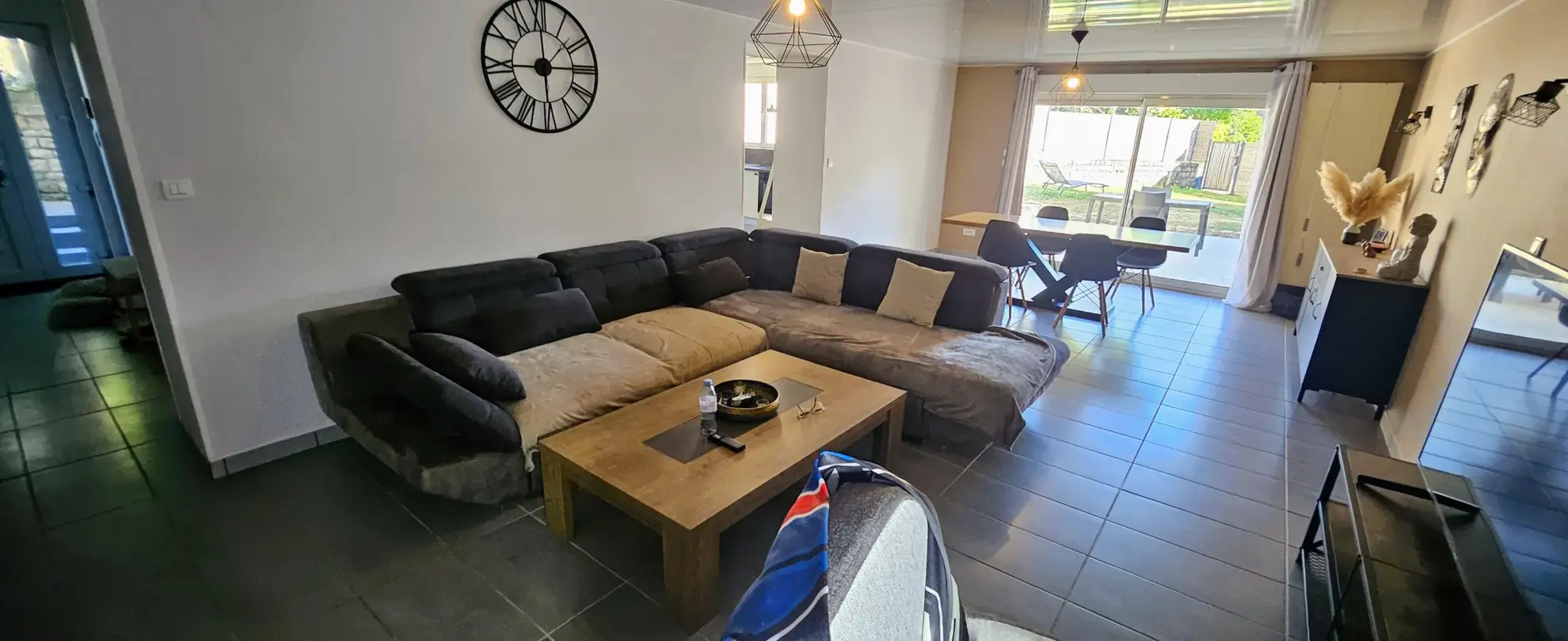 Appartement lumineux de 130 m2 à Saint-Vit avec terrasses et parking privé 