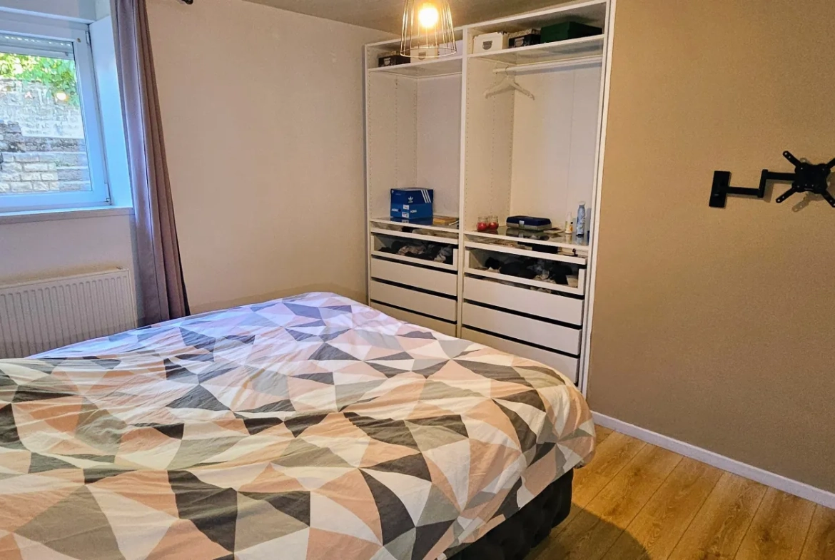 Appartement lumineux de 130 m2 à Saint-Vit avec terrasses et parking privé 