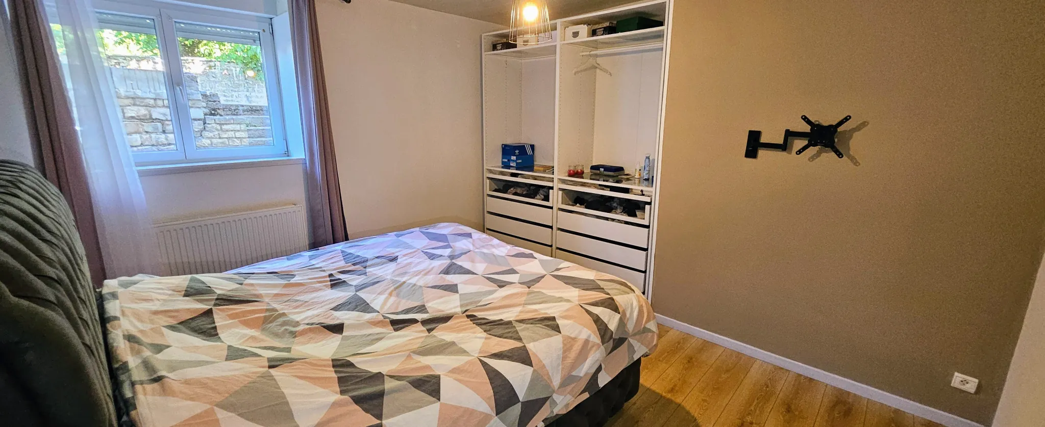 Appartement lumineux de 130 m2 à Saint-Vit avec terrasses et parking privé 
