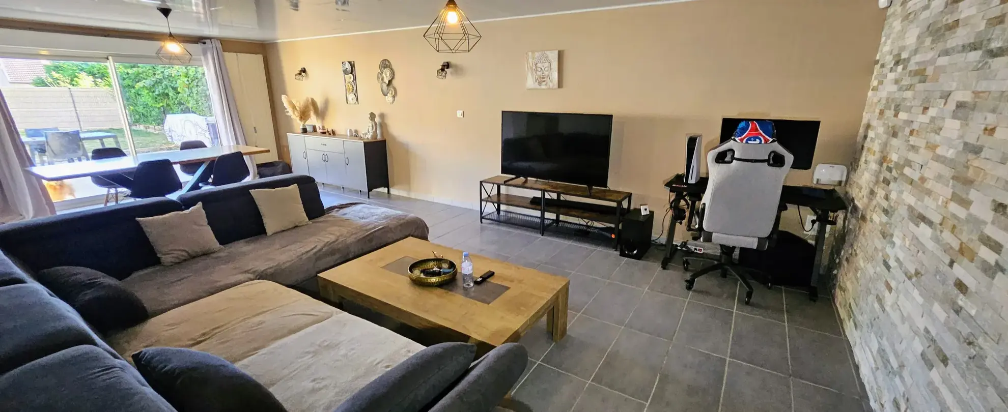 Appartement lumineux de 130 m2 à Saint-Vit avec terrasses et parking privé 