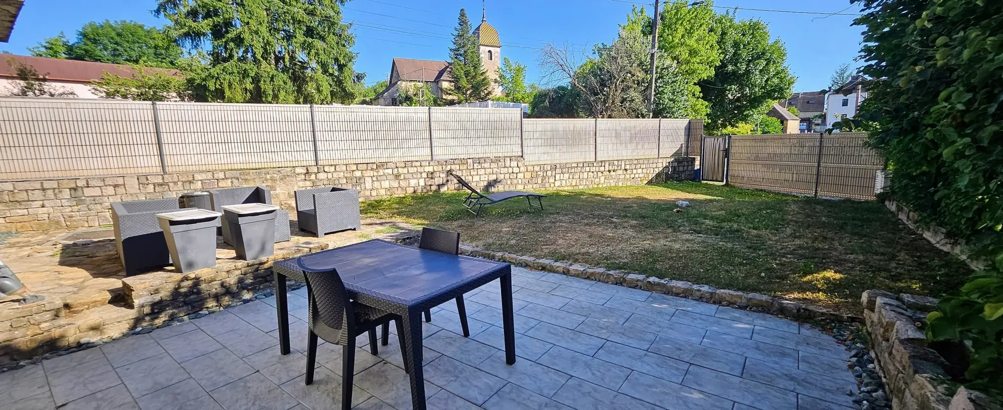 Appartement lumineux de 130 m2 à Saint-Vit avec terrasses et parking privé 