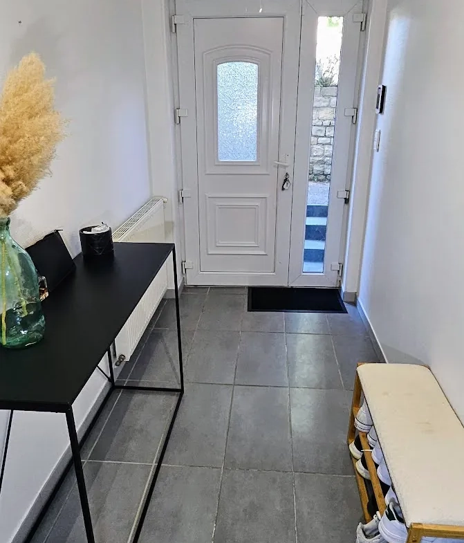 Appartement lumineux de 130 m2 à Saint-Vit avec terrasses et parking privé 