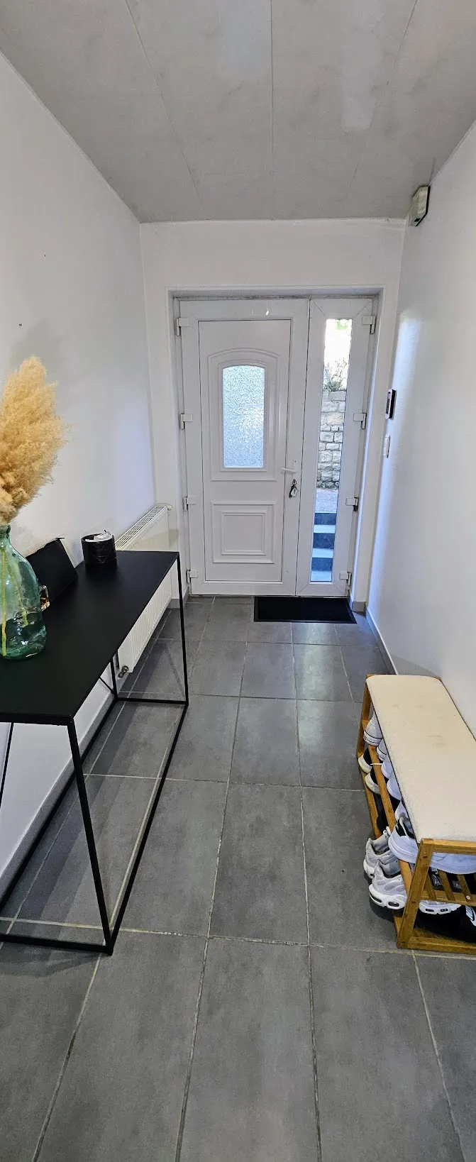 Appartement lumineux de 130 m2 à Saint-Vit avec terrasses et parking privé 