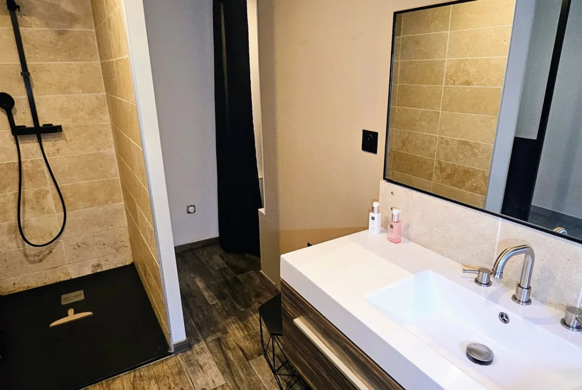 Appartement lumineux de 130 m2 à Saint-Vit avec terrasses et parking privé 
