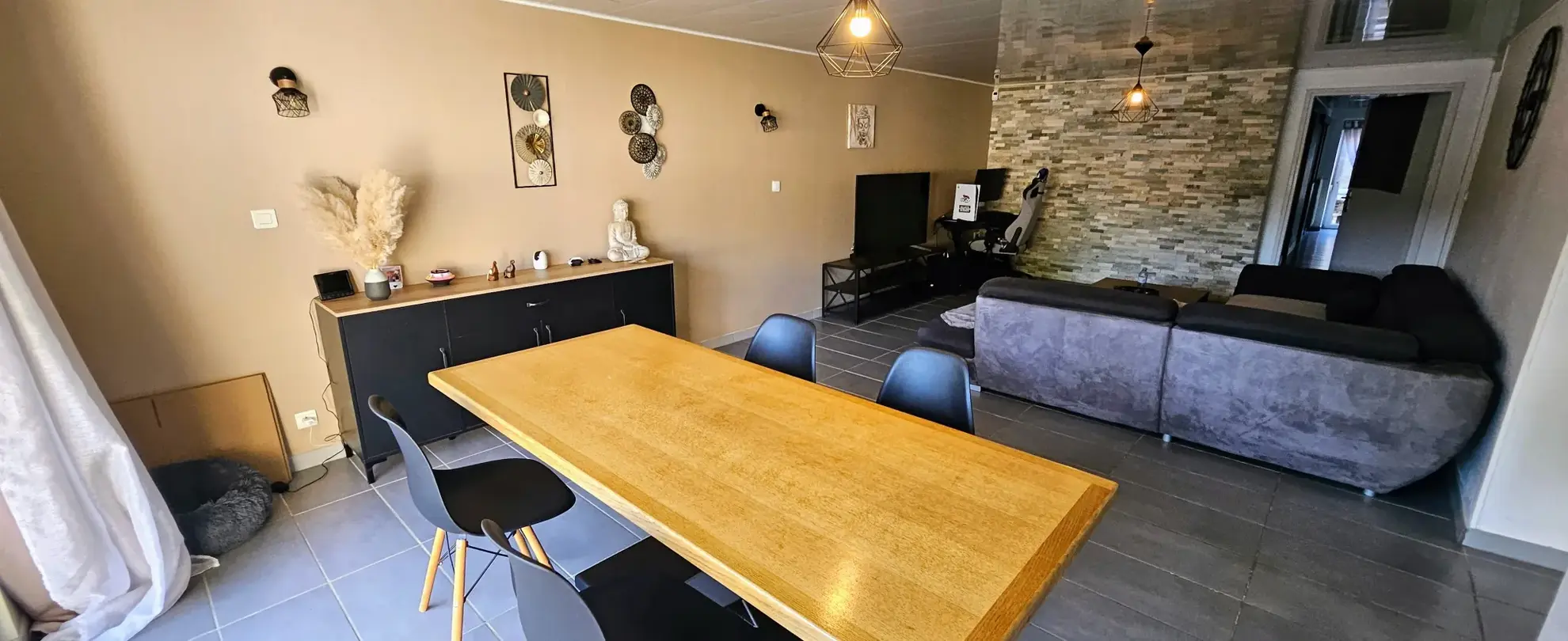 Appartement lumineux de 130 m2 à Saint-Vit avec terrasses et parking privé 