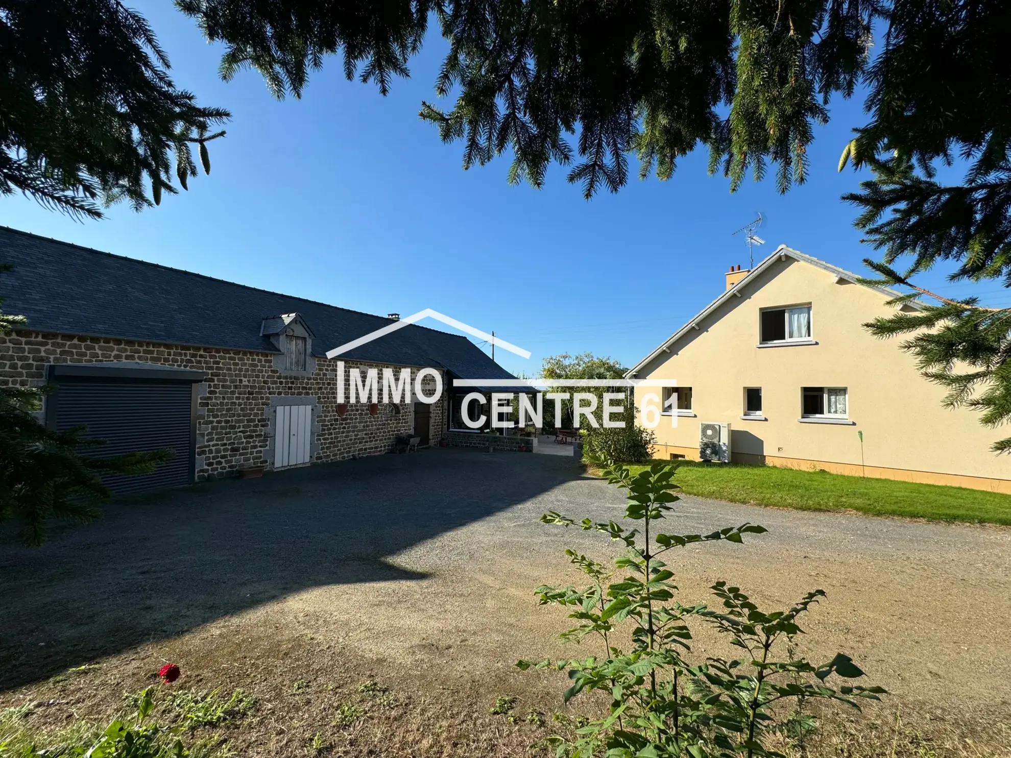 Maison avec dépendances, terrain arboré à La Ferté Macé - 110 m² 