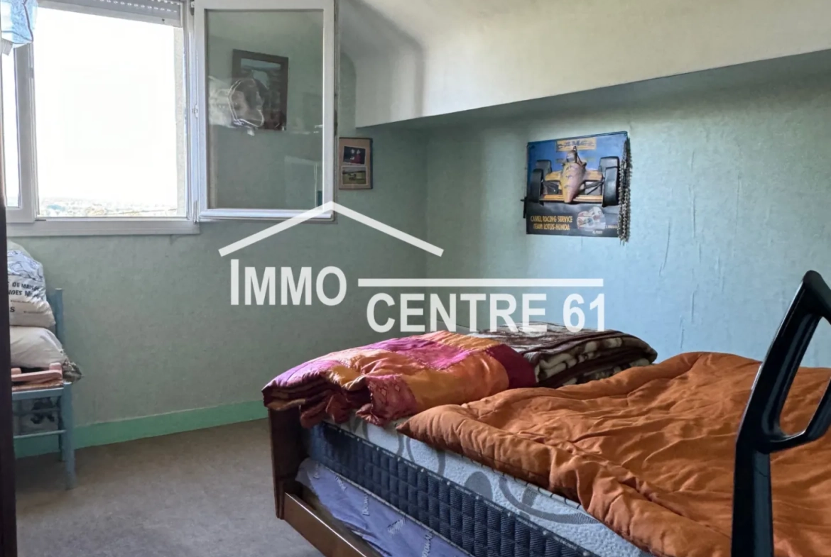 Maison avec dépendances, terrain arboré à La Ferté Macé - 110 m² 