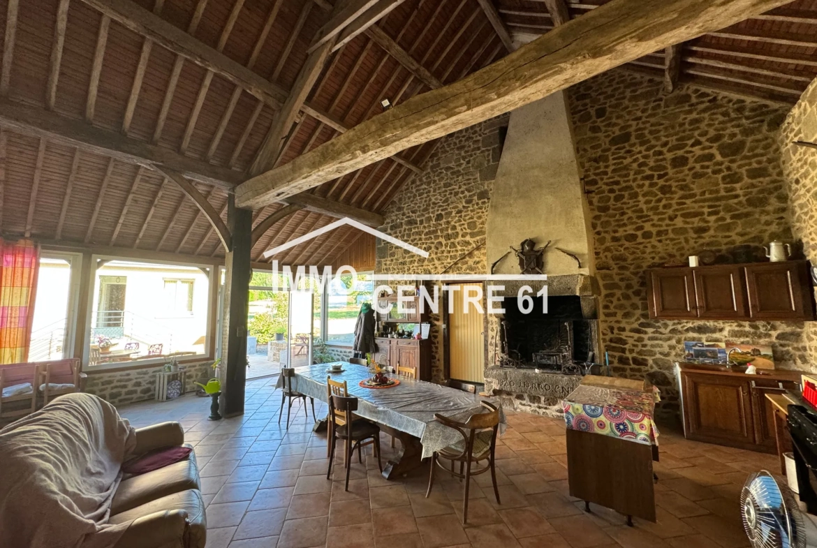 Maison avec dépendances, terrain arboré à La Ferté Macé - 110 m² 