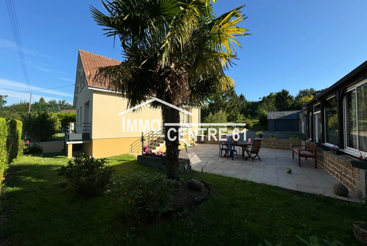 Maison avec dépendances, terrain arboré à La Ferté Macé - 110 m² 