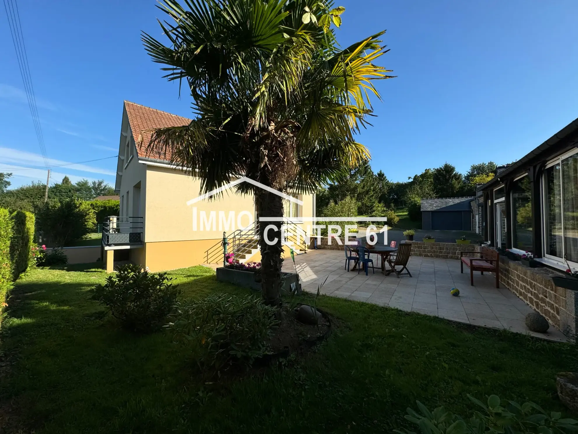 Maison avec dépendances, terrain arboré à La Ferté Macé - 110 m² 