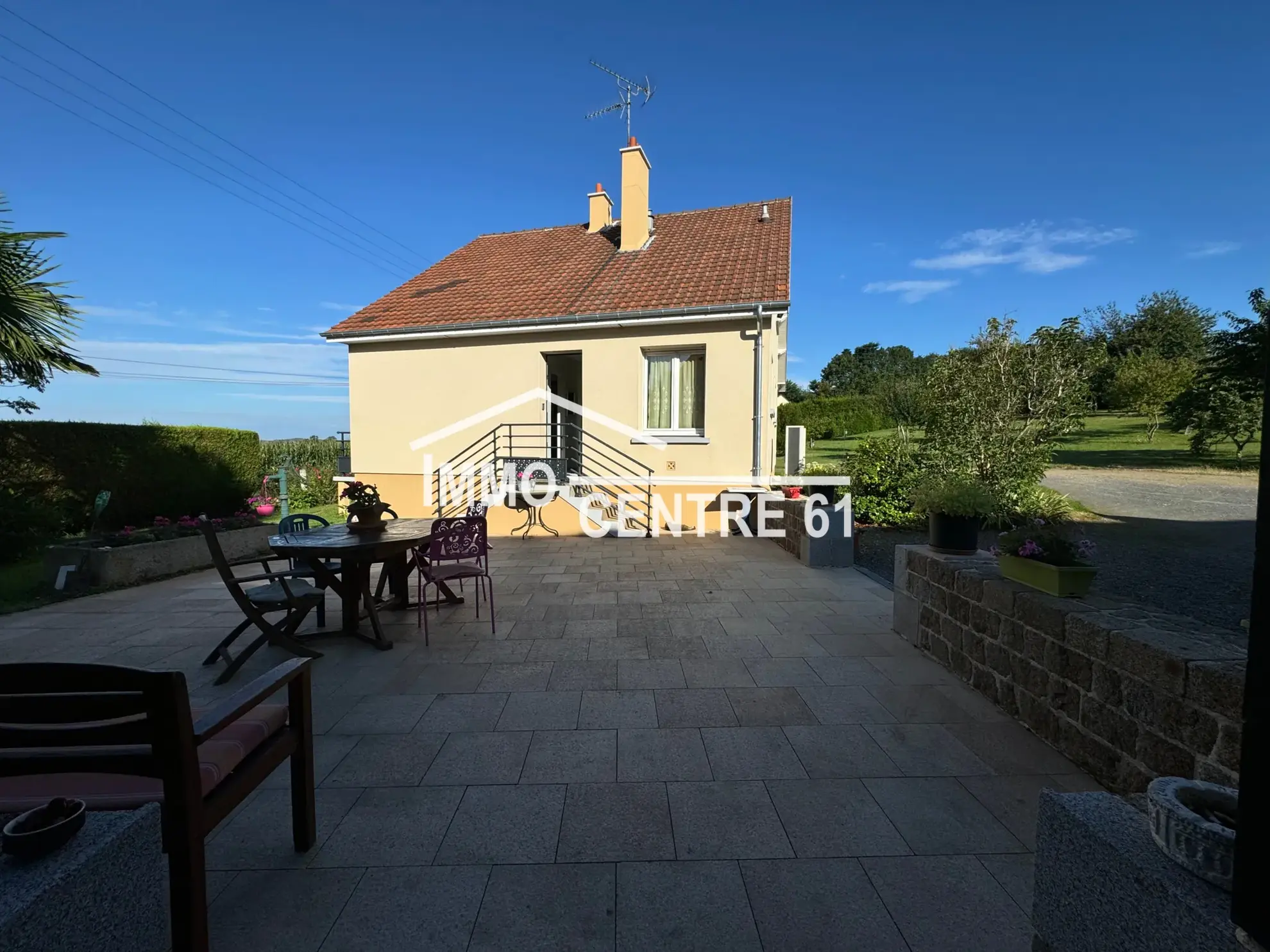 Maison avec dépendances, terrain arboré à La Ferté Macé - 110 m² 