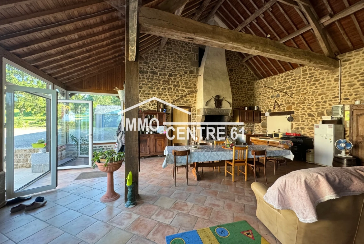 Maison avec dépendances, terrain arboré à La Ferté Macé - 110 m² 
