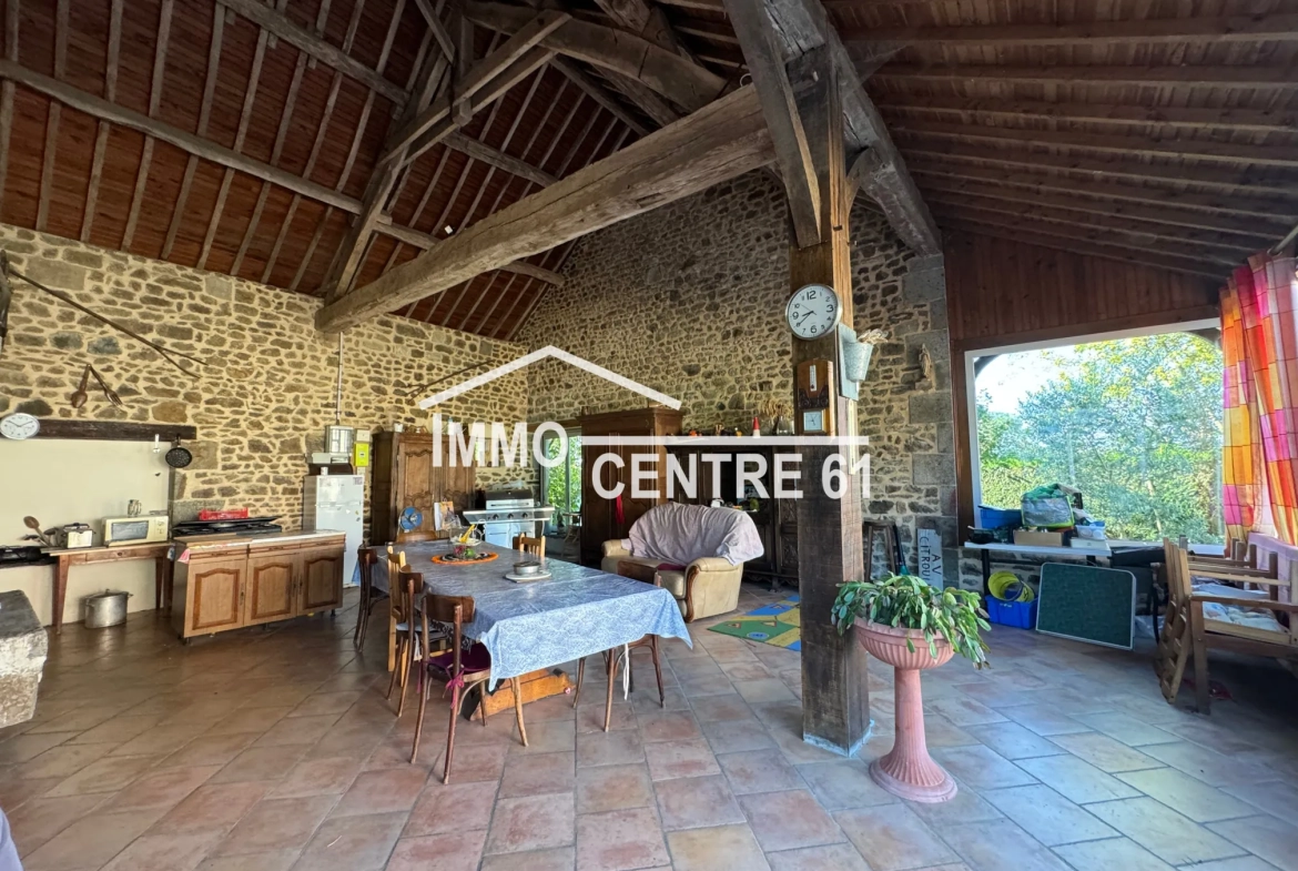 Maison avec dépendances, terrain arboré à La Ferté Macé - 110 m² 