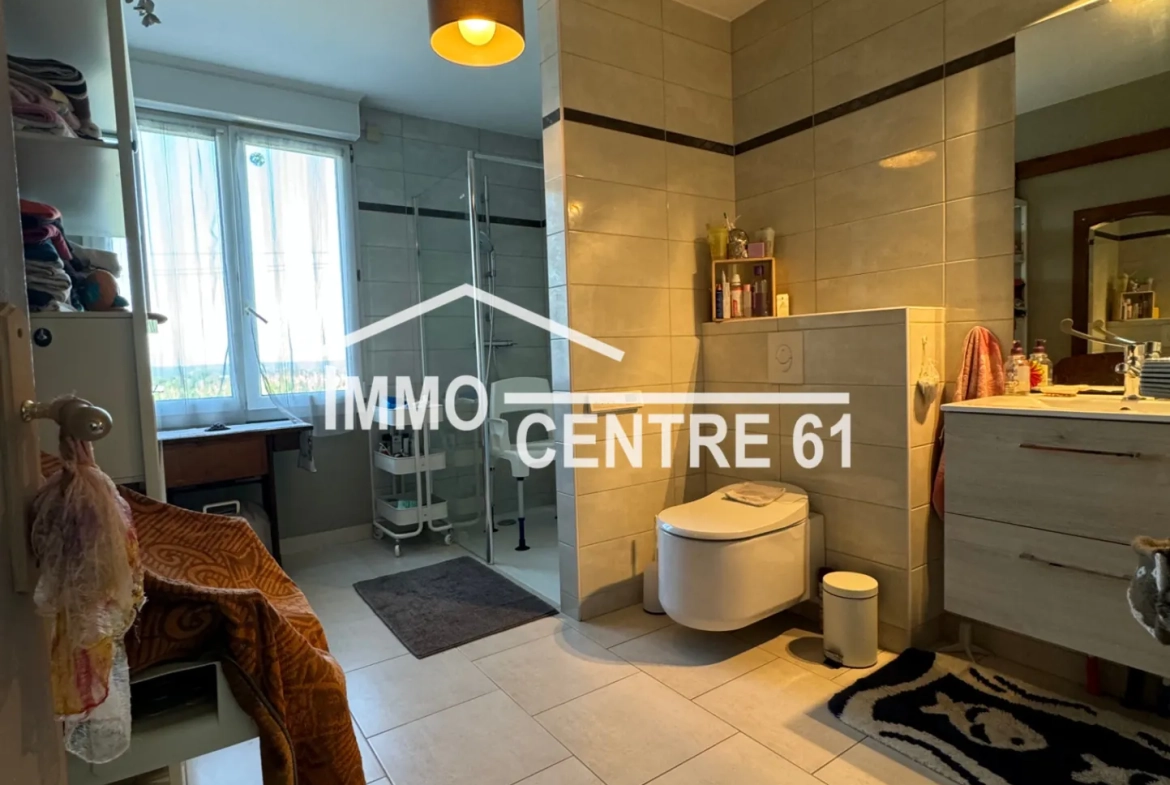 Maison avec dépendances, terrain arboré à La Ferté Macé - 110 m² 