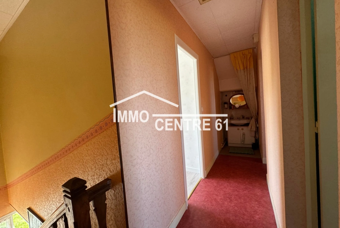 Maison avec dépendances, terrain arboré à La Ferté Macé - 110 m² 