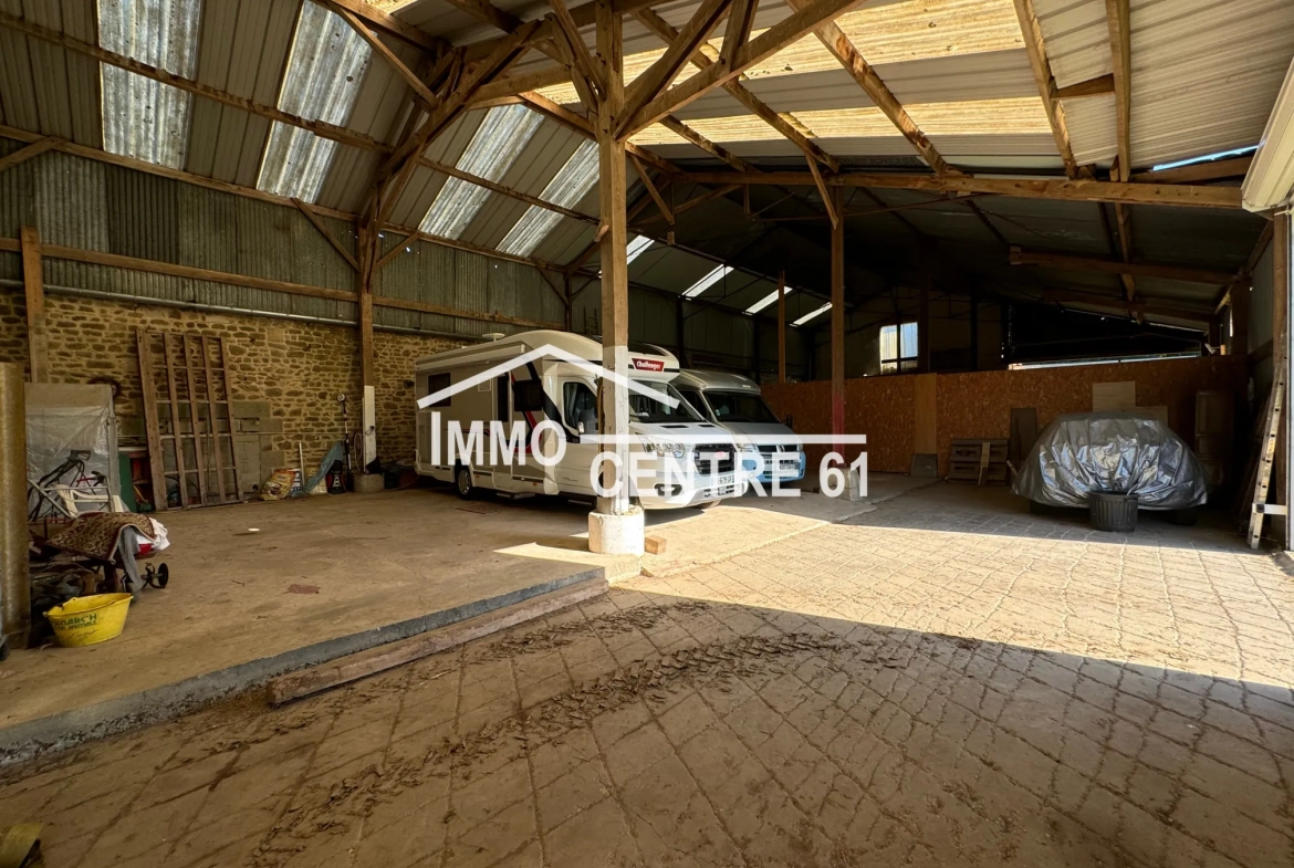 Maison avec dépendances, terrain arboré à La Ferté Macé - 110 m² 