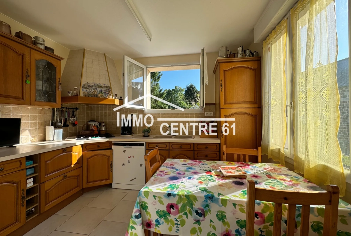 Maison avec dépendances, terrain arboré à La Ferté Macé - 110 m² 