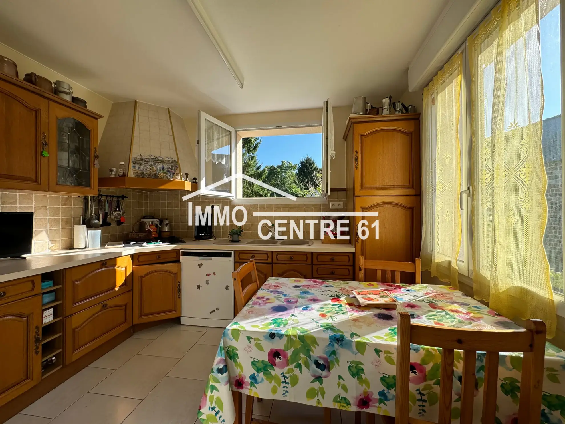 Maison avec dépendances, terrain arboré à La Ferté Macé - 110 m² 