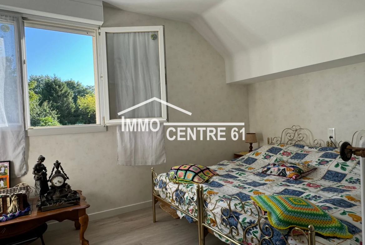 Maison avec dépendances, terrain arboré à La Ferté Macé - 110 m² 