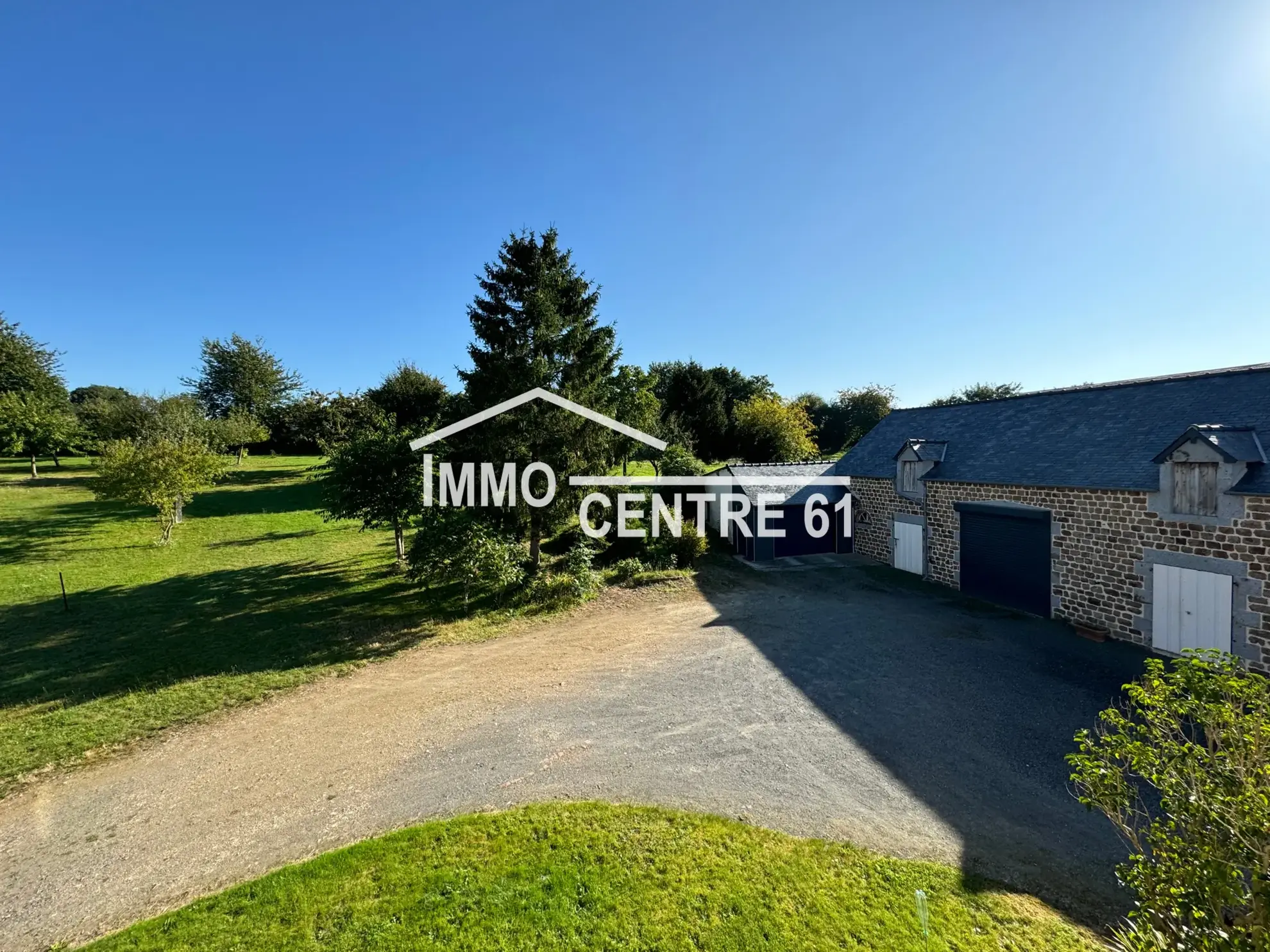 Maison avec dépendances, terrain arboré à La Ferté Macé - 110 m² 