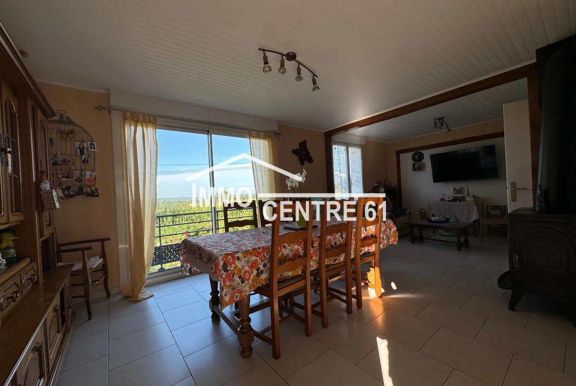 Maison avec dépendances, terrain arboré à La Ferté Macé - 110 m² 