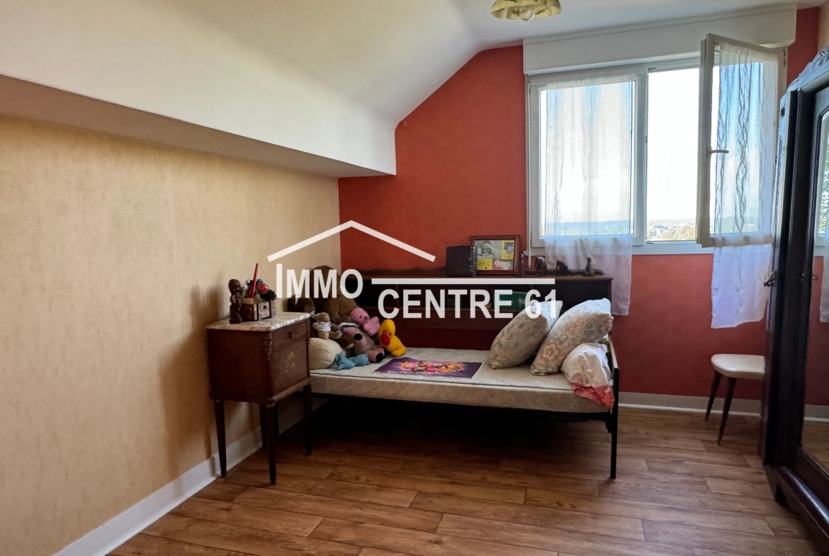Maison avec dépendances, terrain arboré à La Ferté Macé - 110 m² 