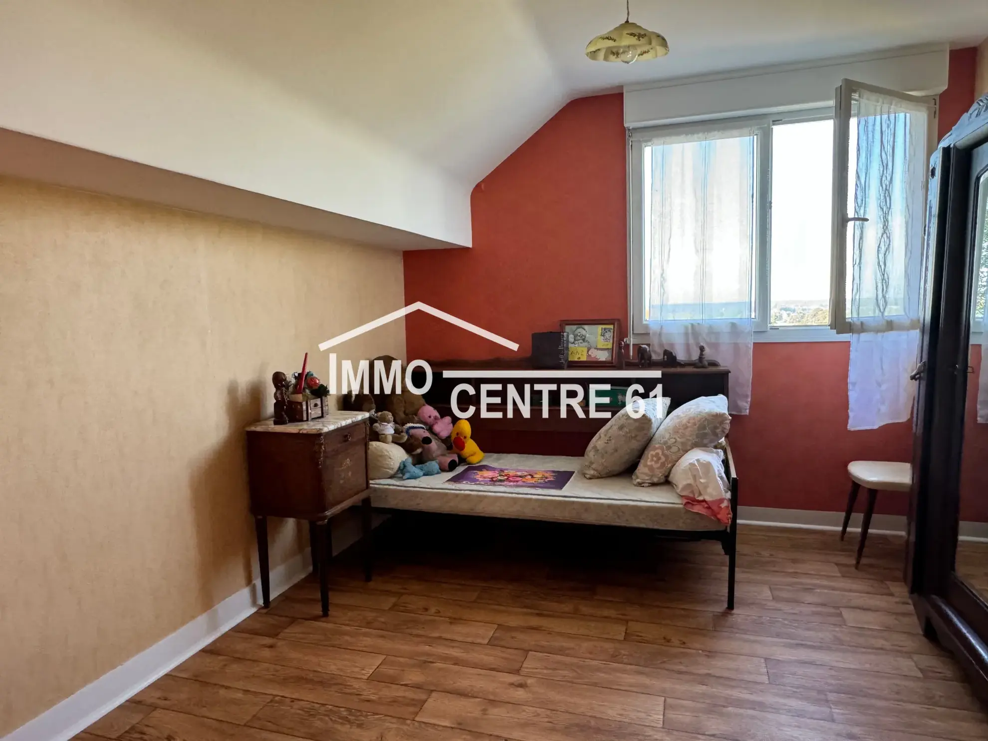 Maison avec dépendances, terrain arboré à La Ferté Macé - 110 m² 