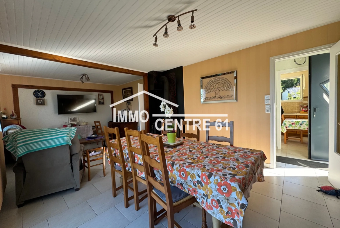 Maison avec dépendances, terrain arboré à La Ferté Macé - 110 m² 