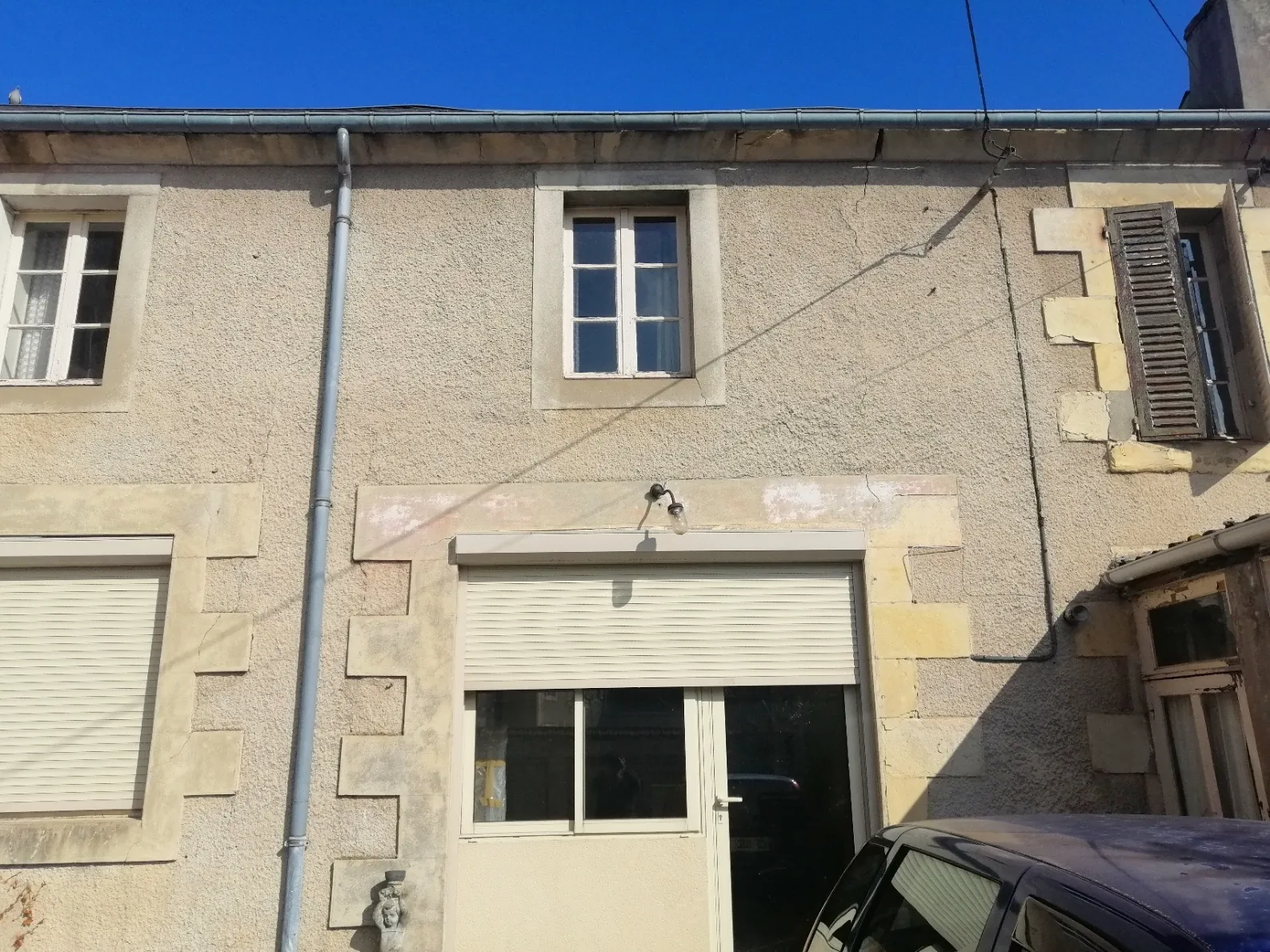 Charmante maison de ville à Nevers avec jardin, garage et travaux à prévoir 