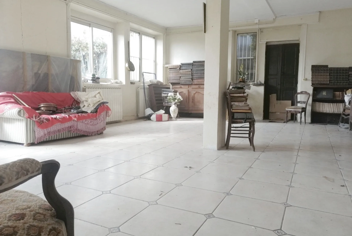 Charmante maison de ville à Nevers avec jardin, garage et travaux à prévoir 