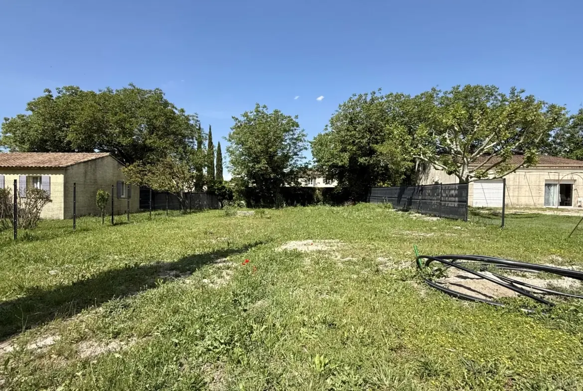 Terrain constructible de 622 m² à Velleron, prêt à construire 