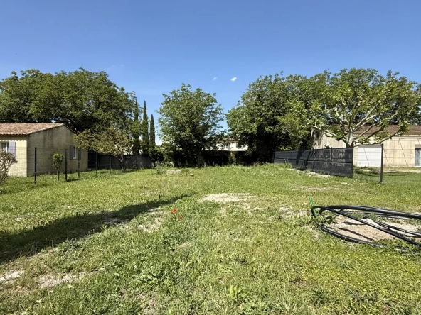 Terrain constructible de 622 m² à Velleron, prêt à bâtir