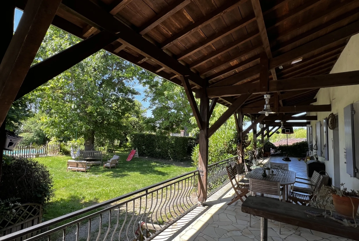 Belle maison familiale avec piscine à Puybarban proche La Réole 