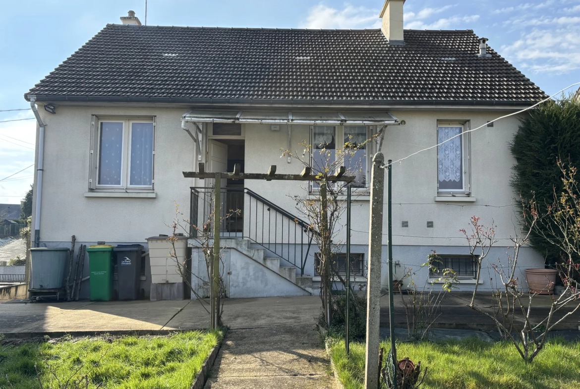Maison indépendante avec grand terrain à La Chapelle Saint Aubin 