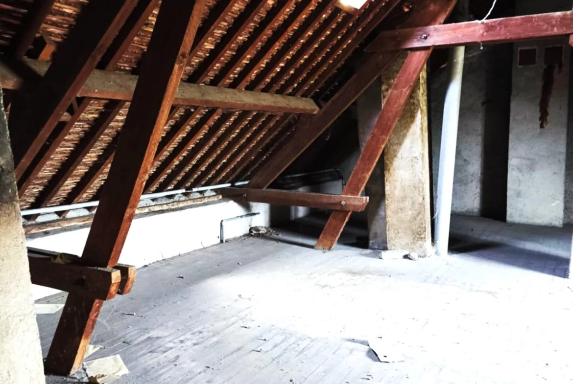 Maison à rénover de 167 m² en plein centre de Bar-sur-Seine avec garage 