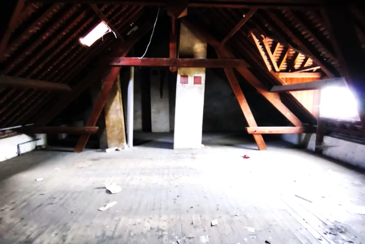 Maison à rénover de 167 m² en plein centre de Bar-sur-Seine avec garage 