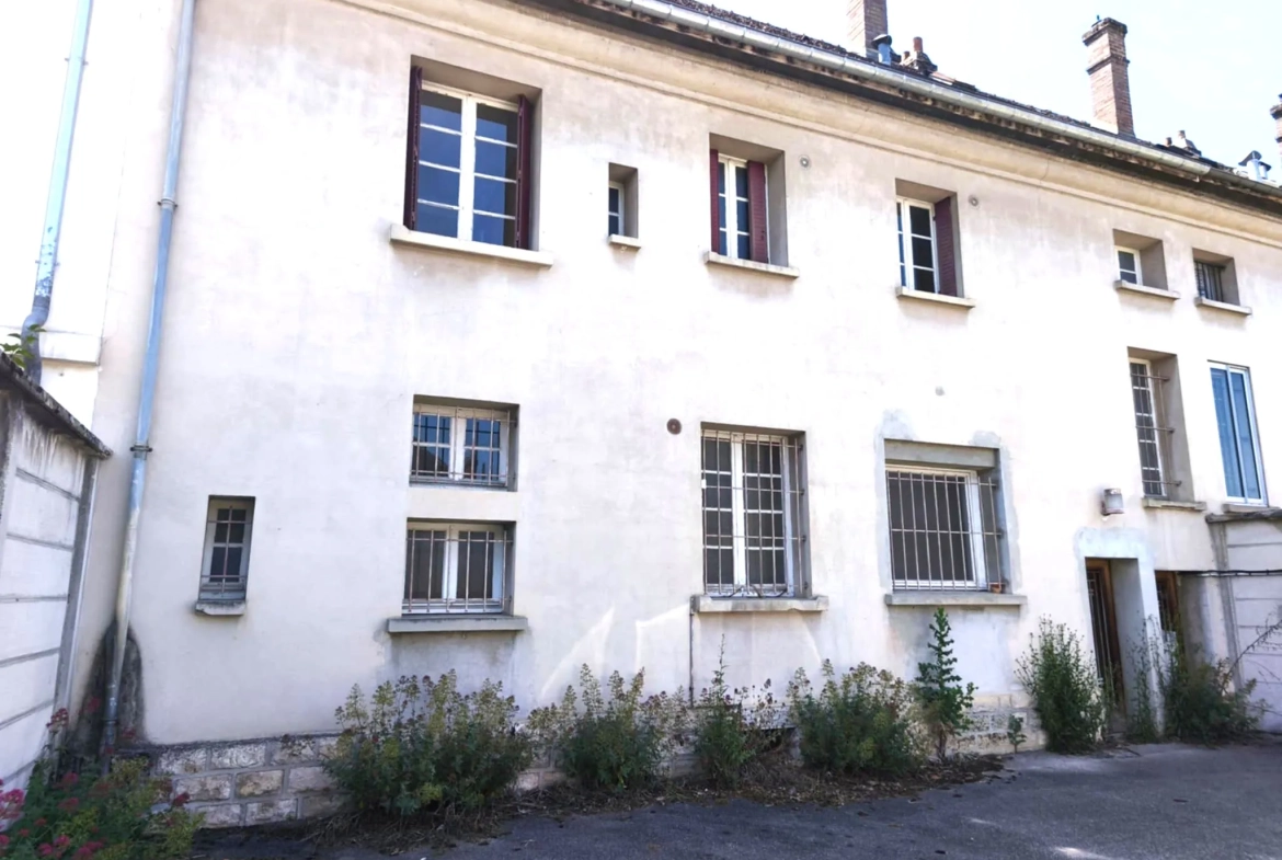 Maison à rénover de 167 m² en plein centre de Bar-sur-Seine avec garage 