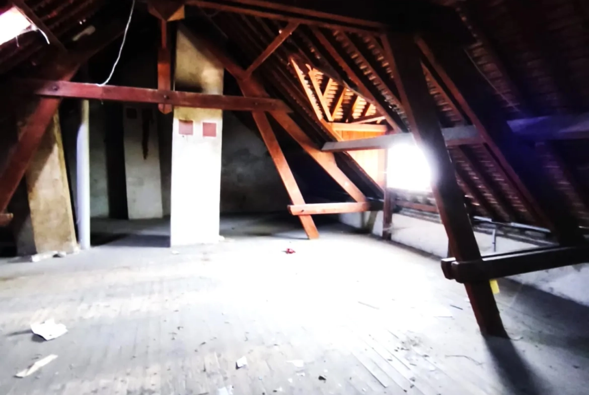 Maison à rénover de 167 m² en plein centre de Bar-sur-Seine avec garage 