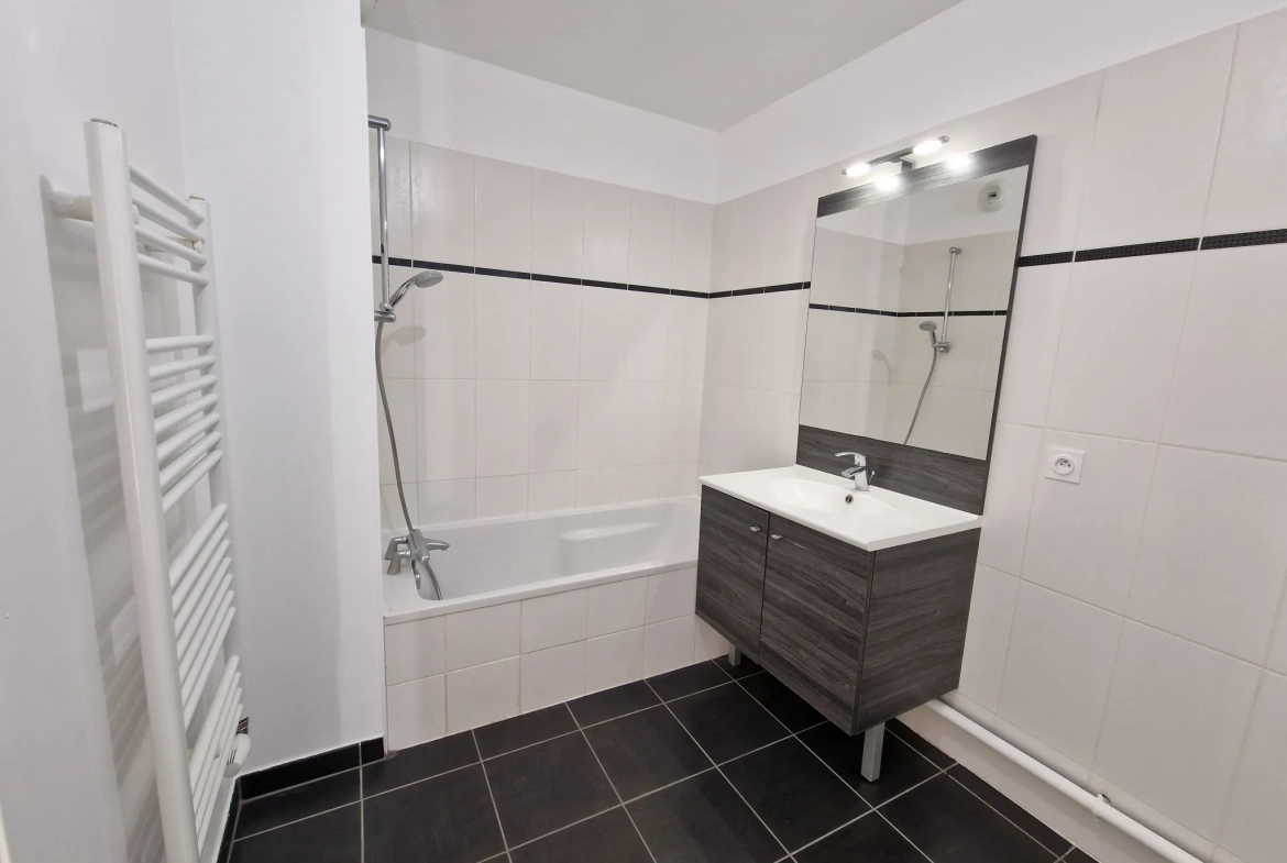 Appartement T3 avec terrasse et jardin à Lyon 8ème - Résidence de standing 