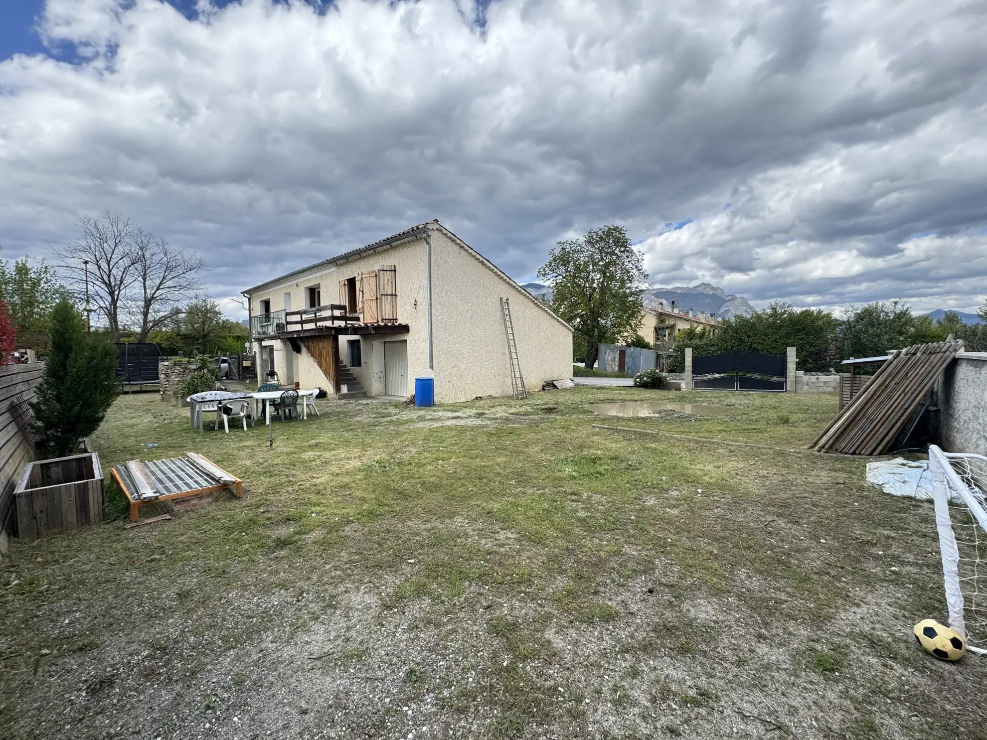 Maison à vendre de 170 m² avec deux logements à Ventavon (Sisteron), proche Tallard - Investissement immobilier 