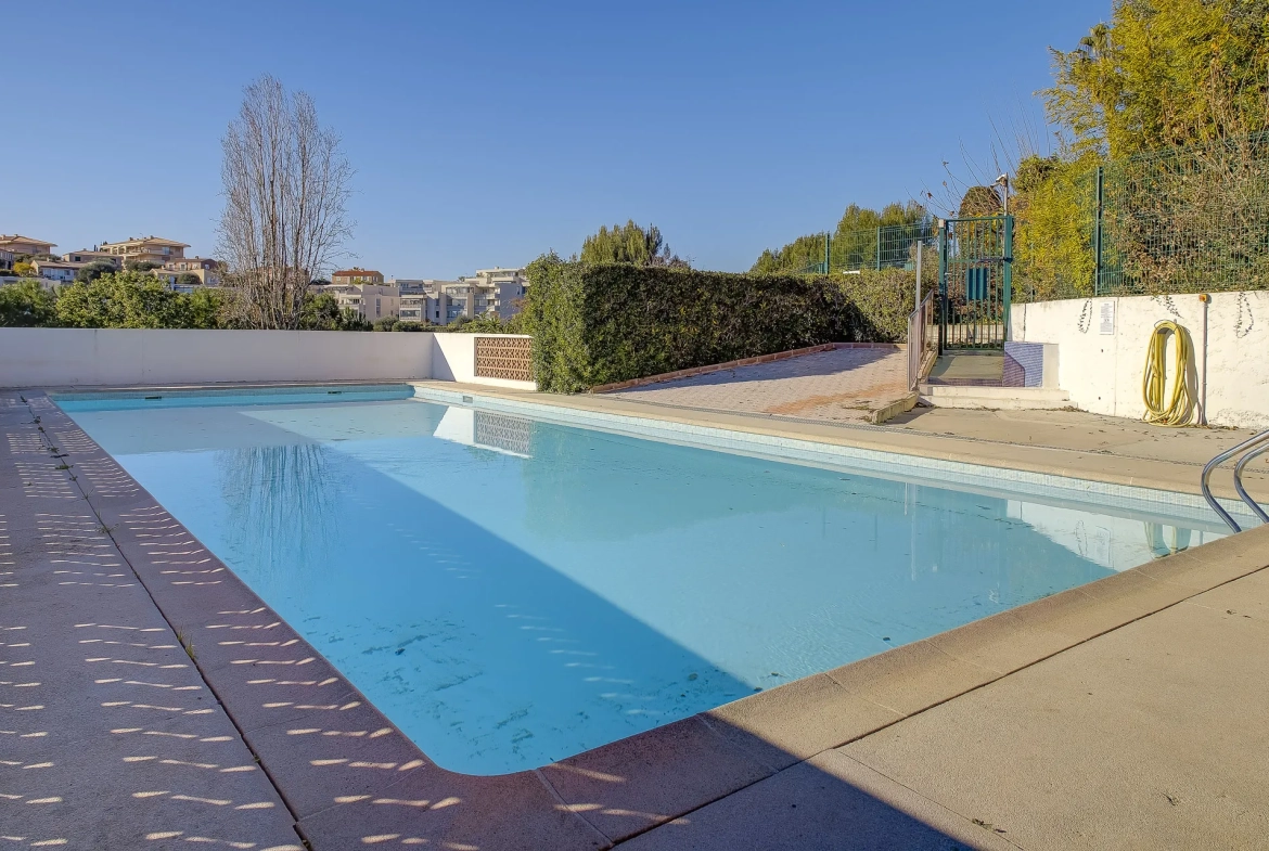 Appartement 2 pièces en Rez-de-Jardin à Nice avec terrasse et piscine 